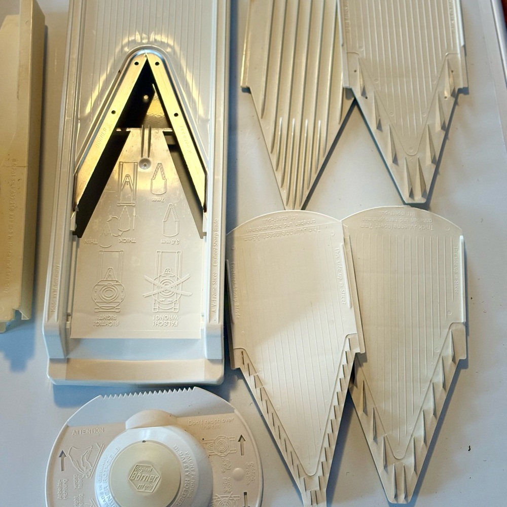 Vintage 7-Piece Börner V-Slicer V3 Mandoline Set Beige With 4 Inserts